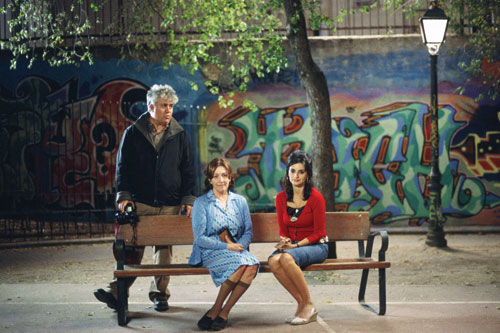 TWO WOMEN: Carmen Maura and Penélope Cruz as mother and daughter with director Almodóvar on the set of Volver. - photo by Emilio Pereda & Paola Ardizzoni/Sony Pictures Classics - 